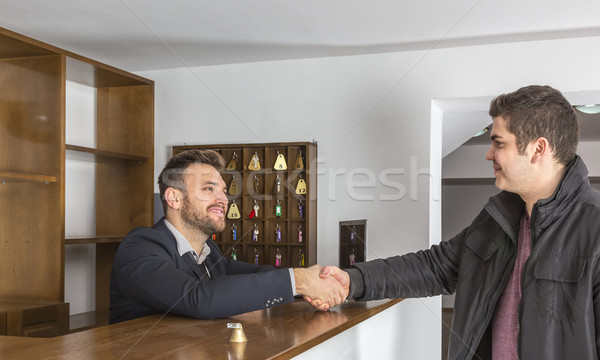 Herberg receptie receptionist cliënt handen schudden bureau Stockfoto © RazvanPhotography