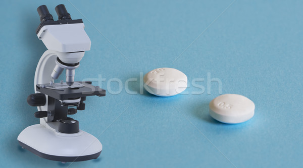 Doua aspirina pastile microscop albastru suprafata Imagine de stoc © RazvanPhotography
