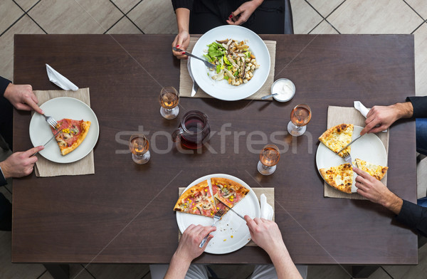 Znajomych jedzenie wraz górę widoku pizza Zdjęcia stock © RazvanPhotography