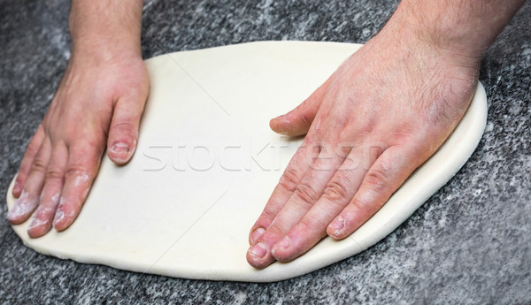 Foto stock: Pizza · manos · detalle · mesa · alimentos