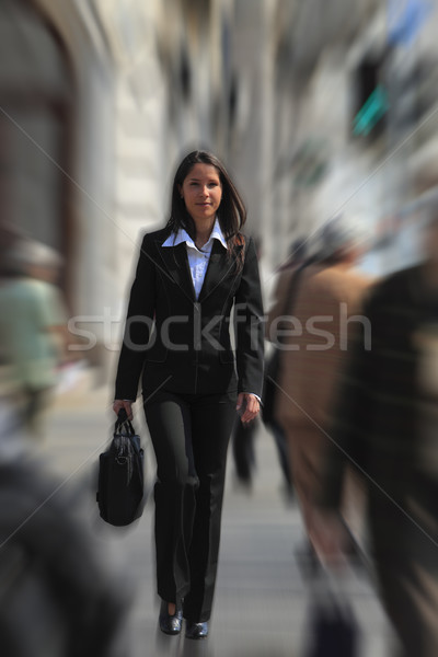 Mujer de negocios prisa caminando rápidamente lleno de gente imagen Foto stock © RazvanPhotography