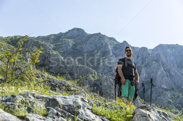 Természetjáró hegyek fiatalember elvesz törik kirándulás Stock fotó © RazvanPhotography