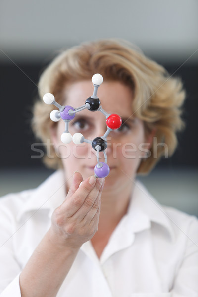 Femeie cercetator molecular structura model laborator Imagine de stoc © RazvanPhotography