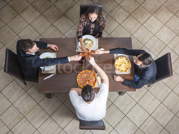 Stok fotoğraf: Arkadaşlar · şarap · bardakları · restoran · görmek · dört · tablo