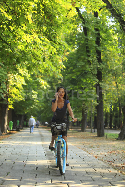 Kadın telefonu binicilik bisiklet görüntü sonbahar park Stok fotoğraf © RazvanPhotography