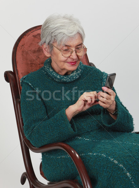 Oude vrouw mobiele telefoon afbeelding senior vrouw Stockfoto © RazvanPhotography