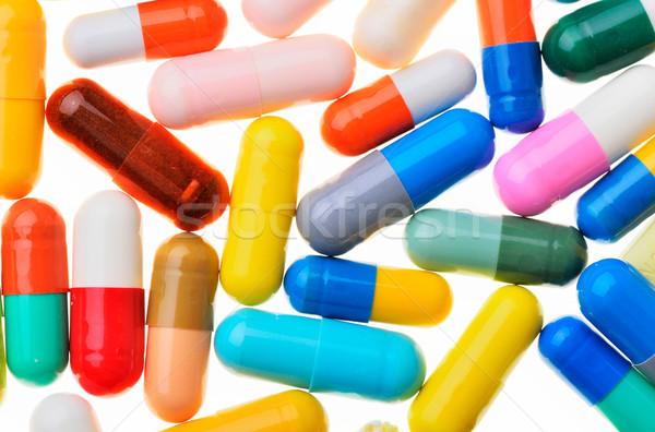 Beaucoup coloré pilules isolé blanche coeur Photo stock © razvanphotos