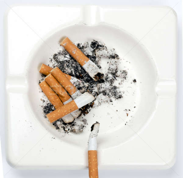 Cinzeiro completo cigarros branco fumar morte Foto stock © rbouwman
