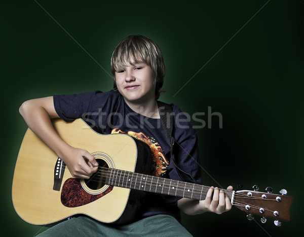 Jugando guitarra jóvenes adolescente aprendizaje Foto stock © rcarner