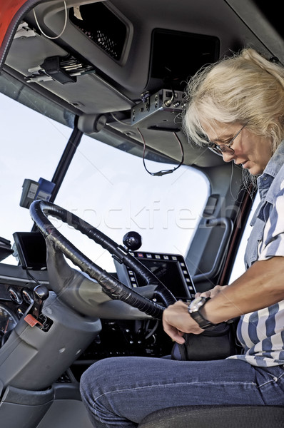 女性 トラック ドライバ 外に 図書 準備 ストックフォト © rcarner