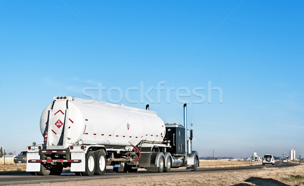 Independente combustível grande caminhão transporte estrada Foto stock © rcarner