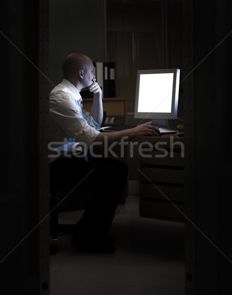 Tarziu noapte lucrator de birou lucru ore suplimentare Imagine de stoc © Reaktori
