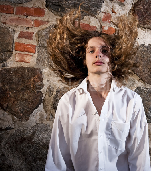 Lourd rocker adolescent cheveux longs posant [[stock_photo]] © Reaktori