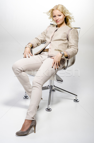 Piękna kobieta posiedzenia krzesło przypadkowy blond kobieta Zdjęcia stock © Reaktori