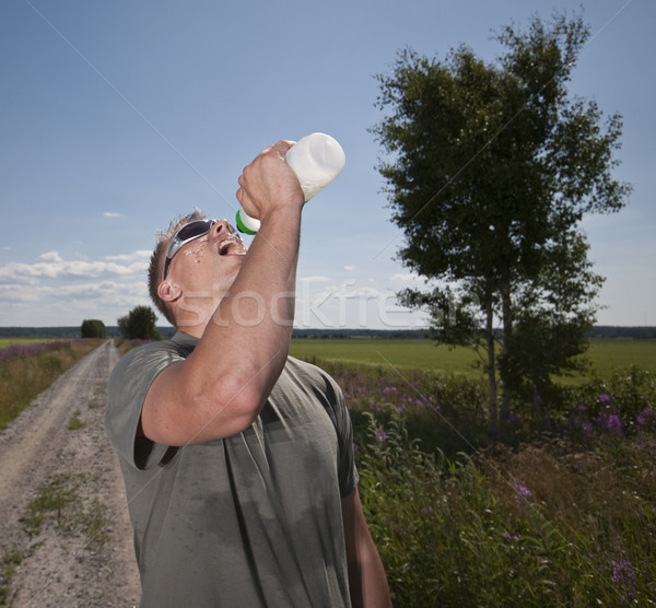 Pitnej sportowiec mężczyzna woda pitna hot lata Zdjęcia stock © Reaktori