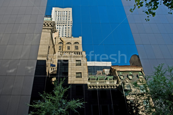 Wieżowiec refleksji Windows nowoczesne biurowiec niebo Zdjęcia stock © RedDaxLuma