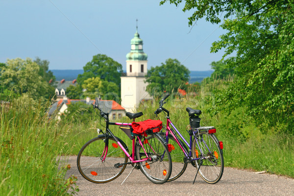 Zwei Fahrräder stehen Straße Kirche Pause Stock foto © remik44992