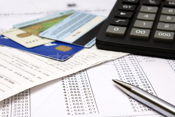 Otthoni pénzügyek halom számlák hitelkártyák számológép labda Stock fotó © restyler