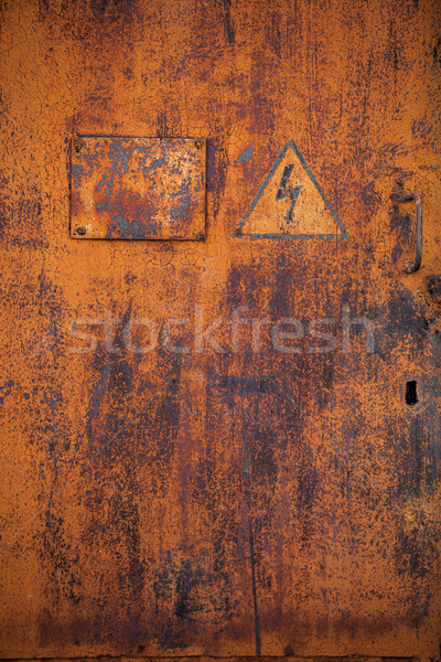 Vechi ruginit metal uşă semna pericol Imagine de stoc © restyler