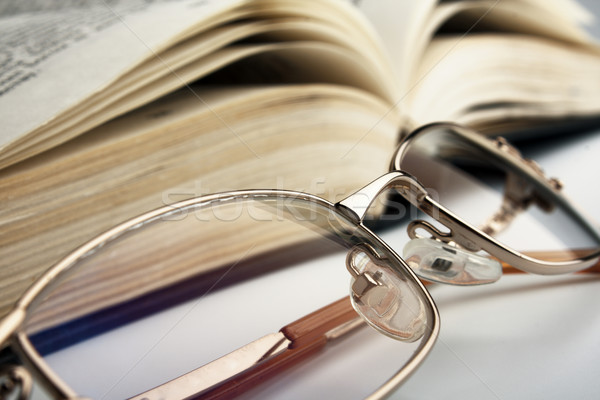 Olvasószemüveg nyitva régi könyv könyv iskola szemüveg Stock fotó © restyler