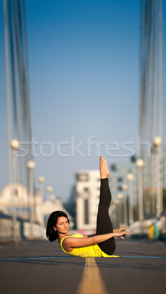 Foto stock: Mulher · ioga · ao · ar · livre · ponte · azul