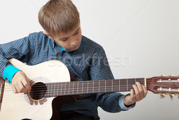 Jóvenes músico 13 años jugando guitarra acústica Foto stock © restyler