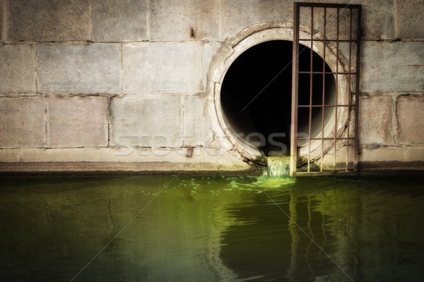 浪費 水 污水 河 城市 性質 商業照片 © reticent