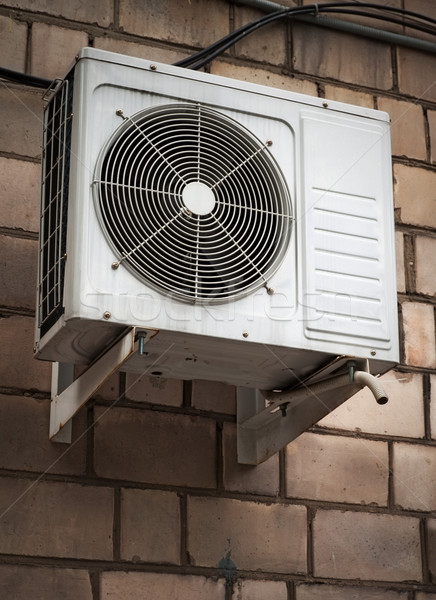 Légkondicionáló légkondicionálás hő pumpa téglafal fém Stock fotó © reticent