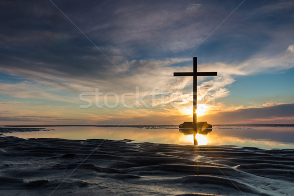 Laag getij kruis zonsondergang zwarte strand Stockfoto © rghenry