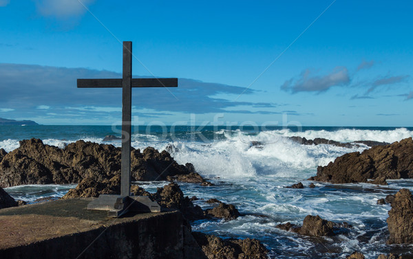 Fekete kereszt kövek tengerpart hullámok tenger Stock fotó © rghenry