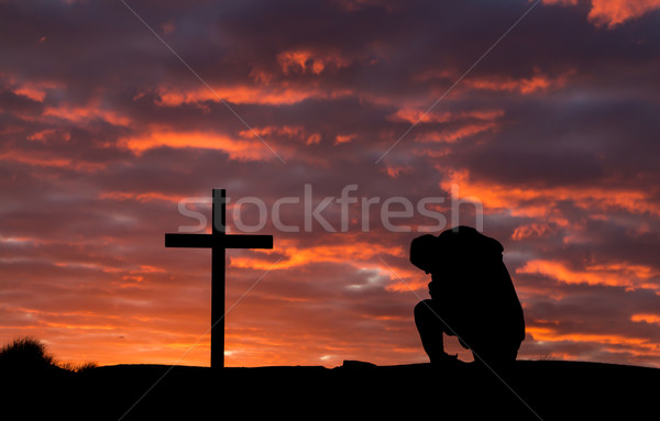 Férfi imádkozik kereszt imádkozik nap fény Stock fotó © rghenry