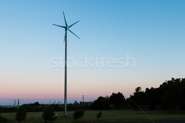 Foto d'archivio: Piccolo · turbina · eolica · all'alba · cielo · dietro · tecnologia