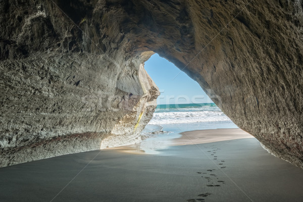 Láb barlang egy tengerpartok természet tenger Stock fotó © rghenry