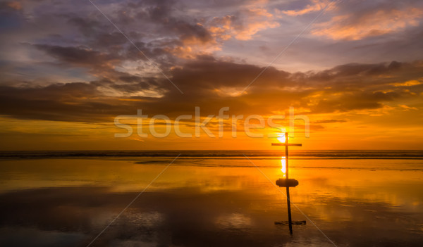 Tükröződés tengerpart kereszt csodálatos naplemente égbolt Stock fotó © rghenry