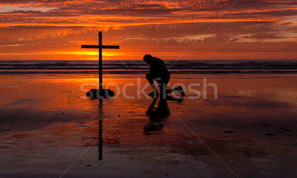 Stockfoto: Oranje · zonsondergang · kruis · bidden · man · zon