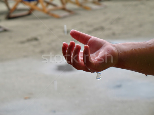Regendruppels kind hand spelen regen druppels Stockfoto © rmarinello