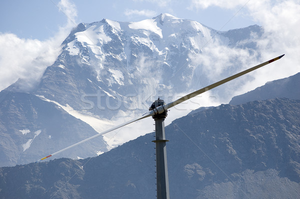 Montanha turbina eólica alto fornecer energia remoto Foto stock © rmarinello