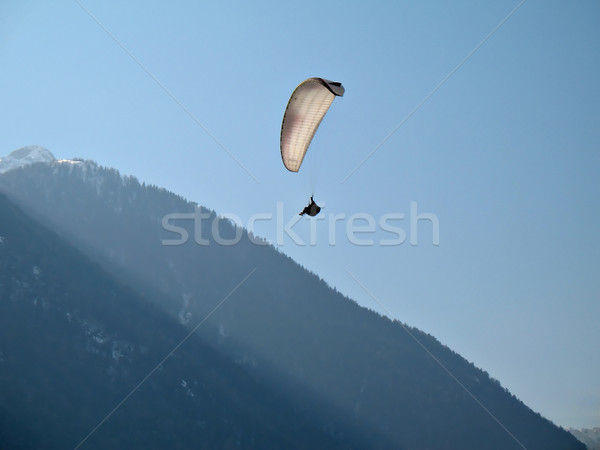 Branco voador blue sky montanha céu homem Foto stock © rmarinello