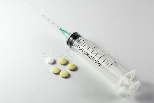 Disponibil seringă spital culoare pastile alb Imagine de stoc © robinsonthomas