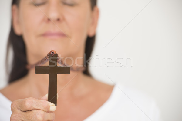 Religiösen Frau halten Kruzifix Porträt verschwommen Stock foto © roboriginal
