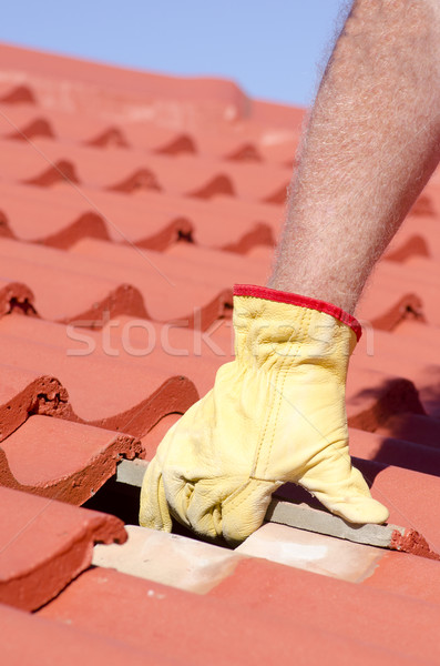Pracownik budowlany Płytka naprawy dachu pracownika żółty Zdjęcia stock © roboriginal