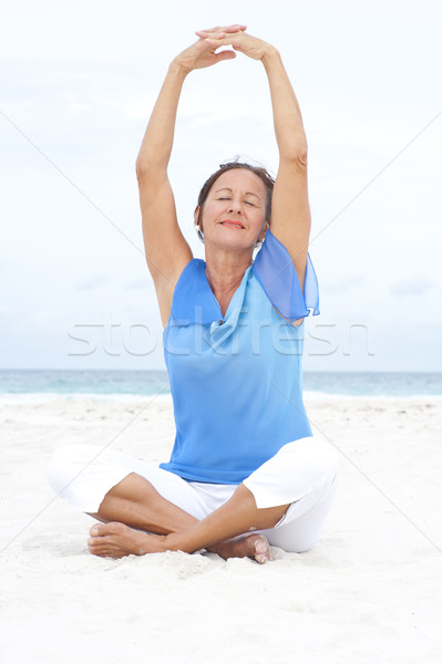 Portré békés érett nő tengerpart gyönyörű ül Stock fotó © roboriginal