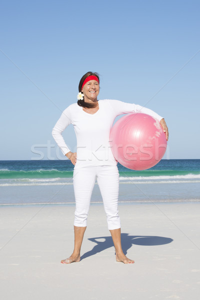 Sportos érett nő tengerpart portré boldog vonzó Stock fotó © roboriginal