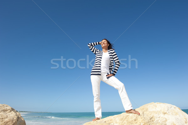 Olgun kadın eğlence okyanus tatil mutlu çekici Stok fotoğraf © roboriginal