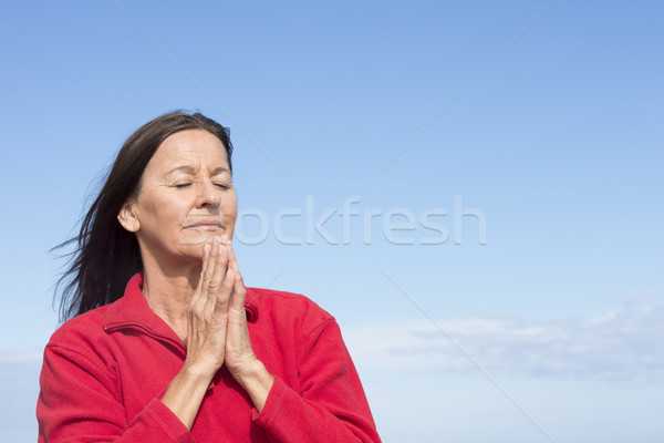 Maduro amistoso mujer meditando rezando retrato Foto stock © roboriginal