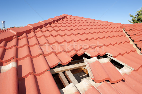 Beschädigt rot Fliese Dach Bau Haus Stock foto © roboriginal