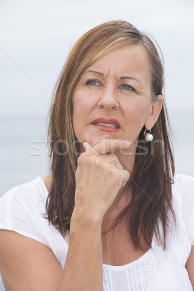 Foto stock: Mulher · madura · retrato · ao · ar · livre · atraente · olhando · preocupado