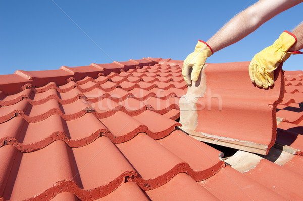 Muncitor in constructii ţiglă repara casă acoperiş lucrător Imagine de stoc © roboriginal