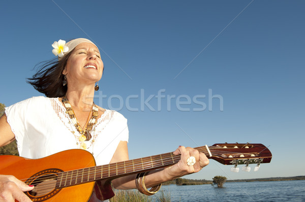 Сток-фото: зрелый · хиппи · женщину · гитаре · красивой · счастливым