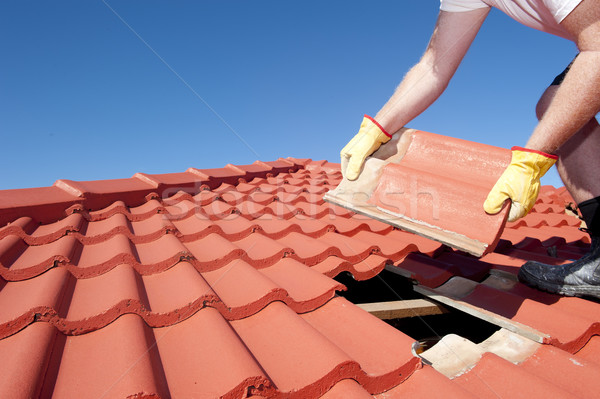 Foto stock: Telha · reparar · telhado · trabalhador · amarelo